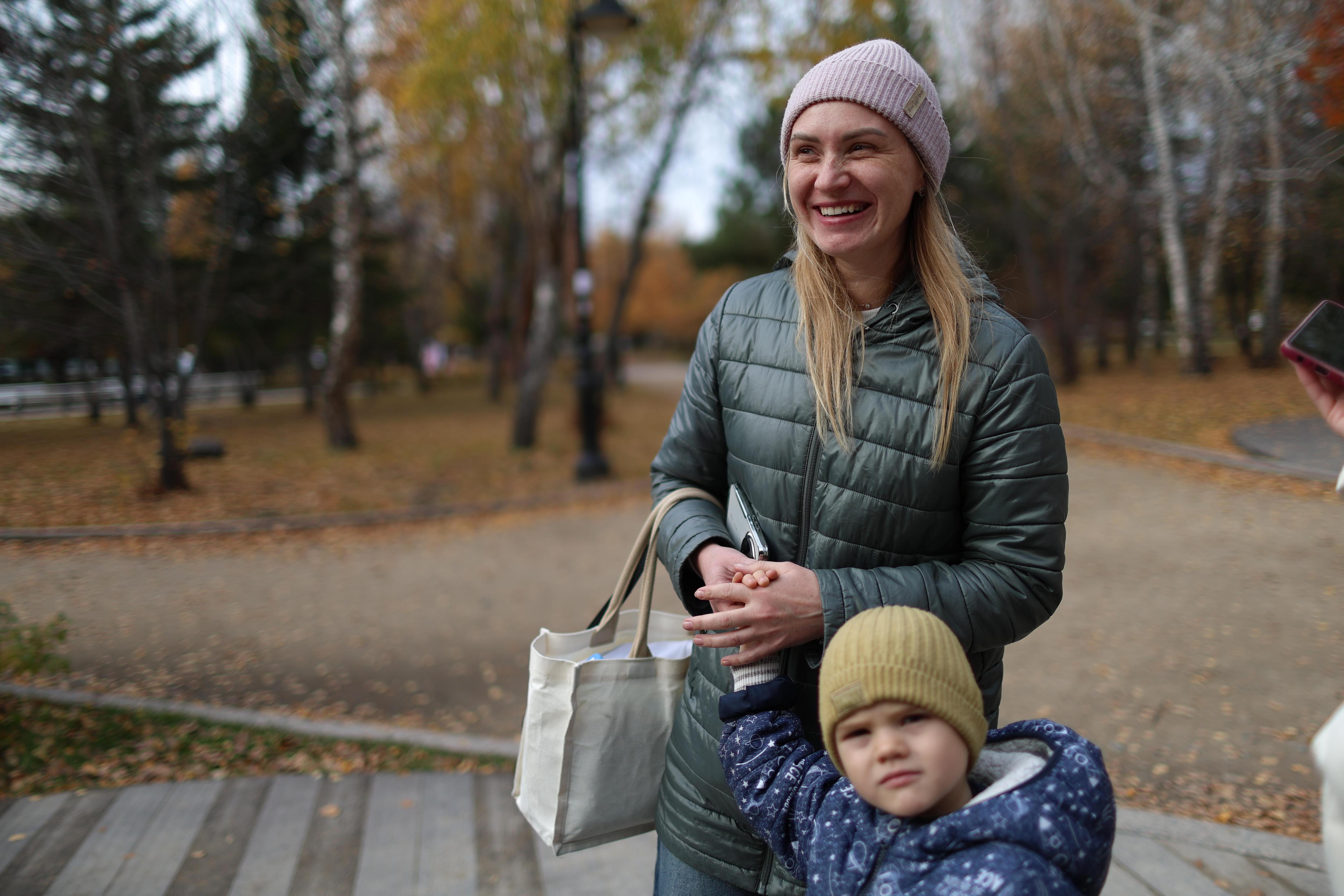 «Честно? Не ощущаю»: молодые родители из Омска — о поддержке государства и проблемах города