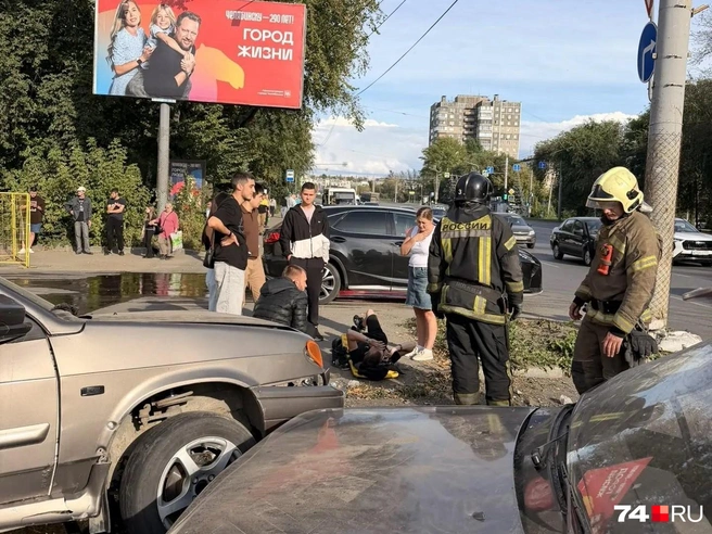 Водителю понадобилась помощь медиков  | Источник: читатель 74.RU