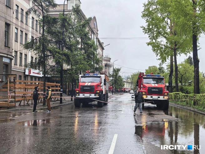 Черный дым валил из окон | Источник: Алёна Кашпарова / «ИрСити»