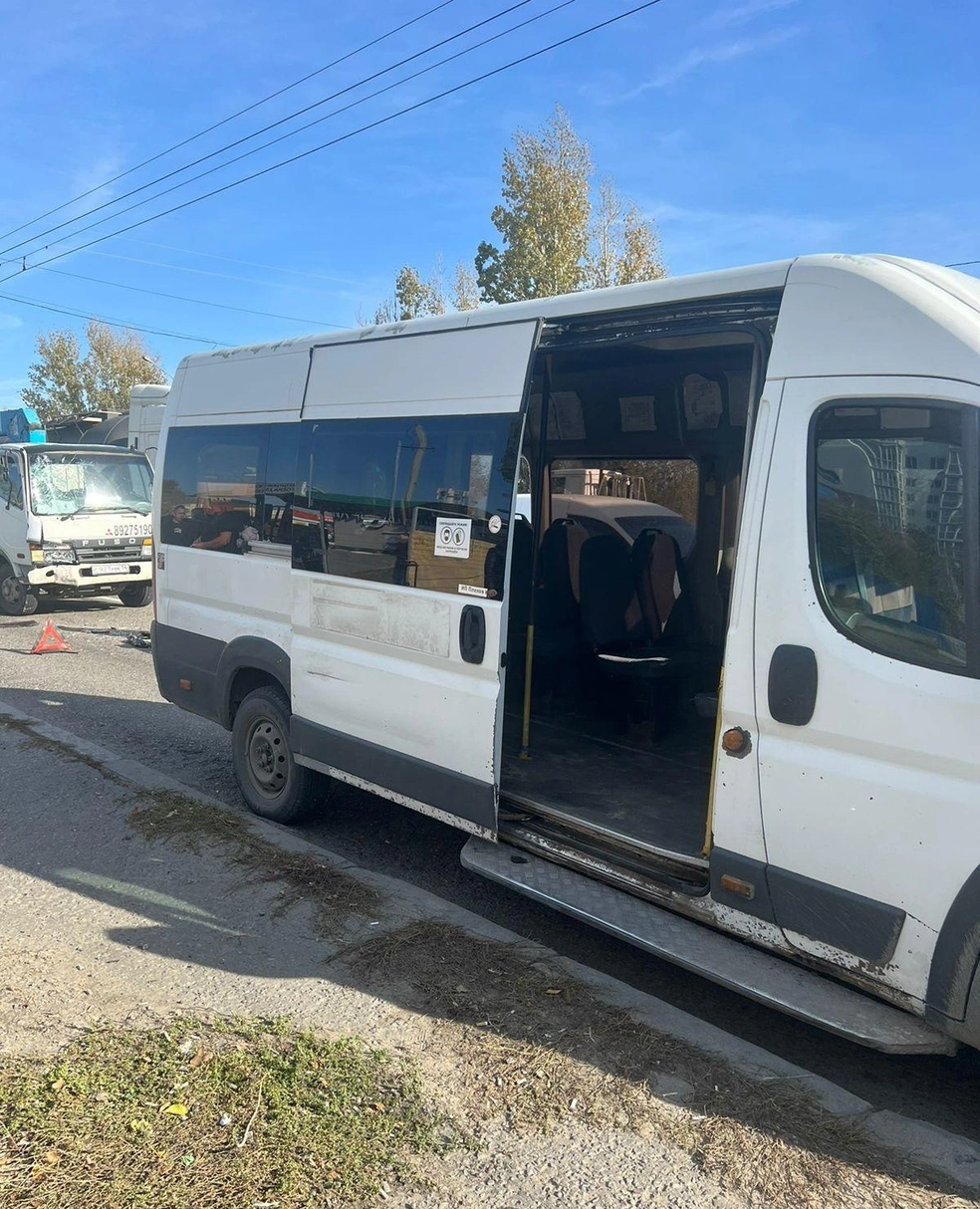 В Волгограде грузовик протаранил маршрутное такси, четверо раненых - 31  октября 2023 - V1.ру