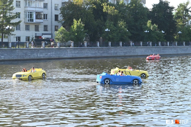 Водные развлечения в такую погоду пользуются спросом | Источник: Дмитрий Емельянов / E1.RU