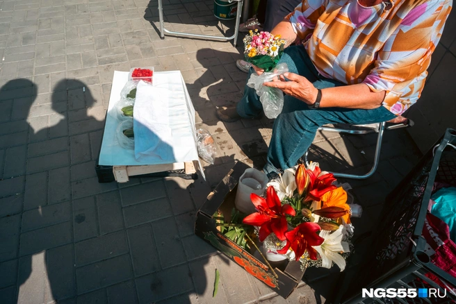 Стоимость цветов начинается от 100 рублей  | Источник: Кирилл Башинский / NGS55.RU 