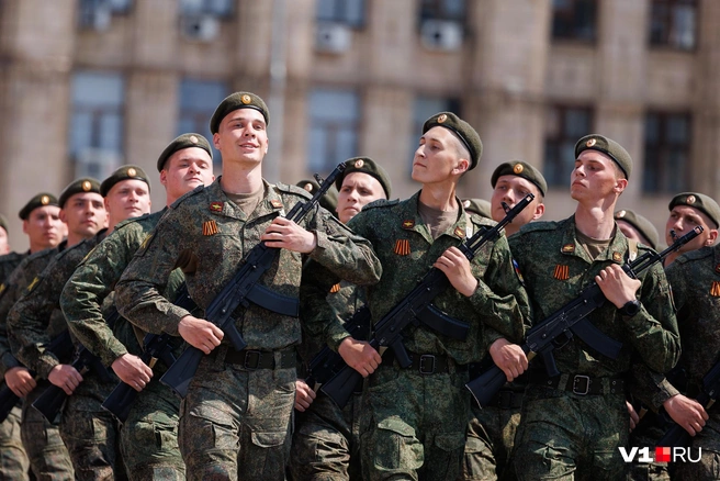Парадные расчеты держали строй, как никогда ровно | Источник: Алексей Волхонский / V1.RU