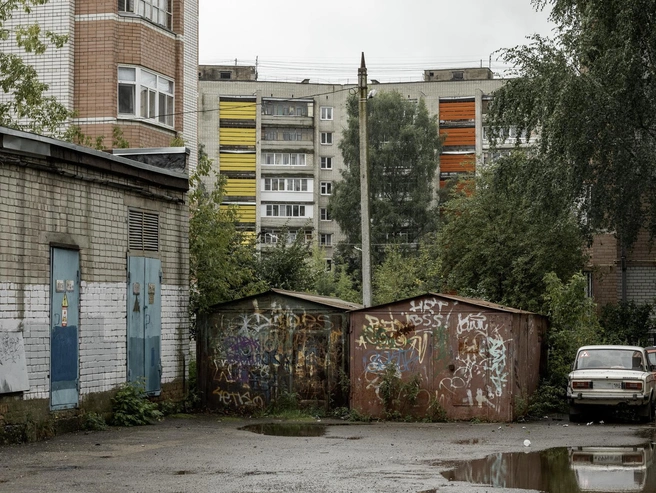 Яркие металлические балконы оживляют серую палитру застройки | Источник: Александр Куренной / 76.RU