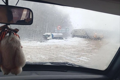 На трассе М-7 столкнулись три фуры, образовалась пробка