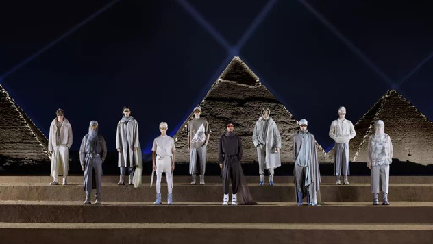 Впечатляющий ночной показ Dior перед пирамидами в Гизе