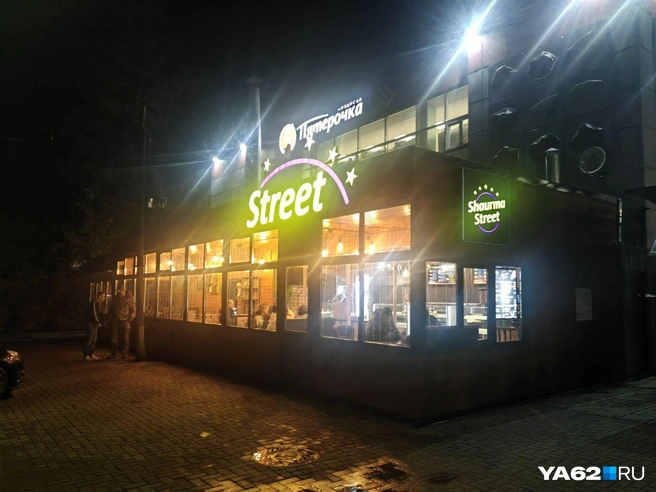Шаурмичная на Черновицкой — один из центров ночной жизни Горрощи | Источник: Кристина Мельникова / YA62.RU