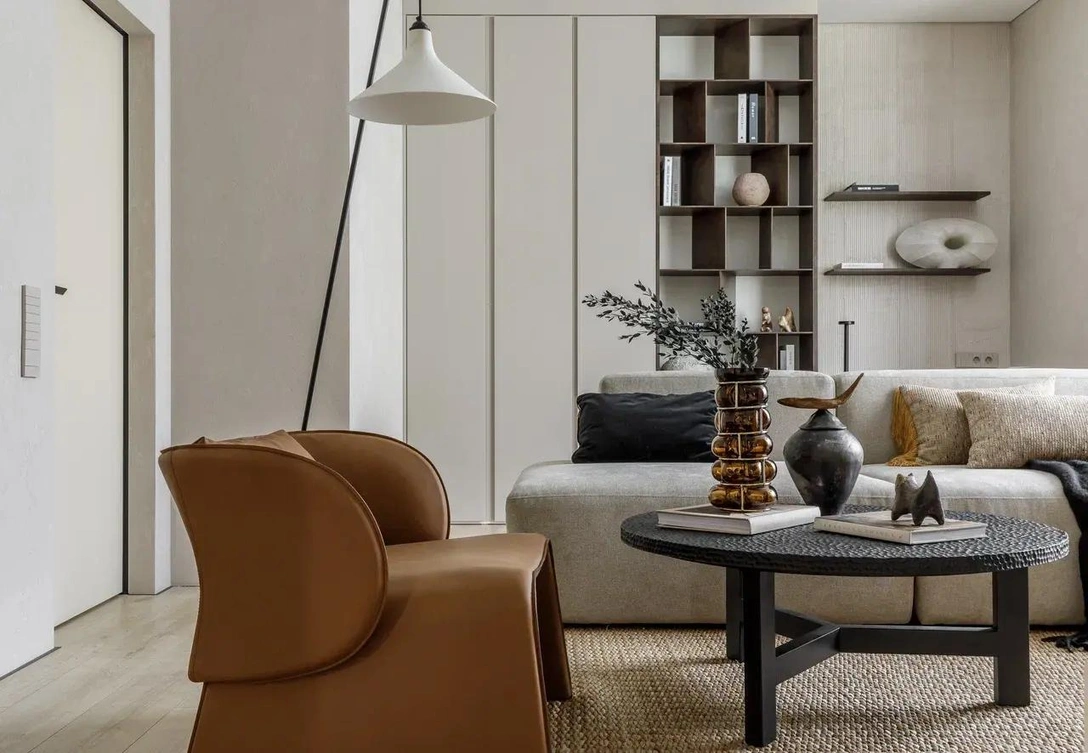 Напольная лампа Serax, вазы Vanessa Mitrani, черный плед Pretto, ковер — все Wonderful. Шторы, izabellafareni. Керамика, ru.xeniapashkovskaya.com. Корпусная и мягкая мебель, Apartment. Кресло Cierre, Hedd Interior. Напольное покрытие, Etalon. | Источник: Михаил Чекалов; стиль: Екатерина Клее