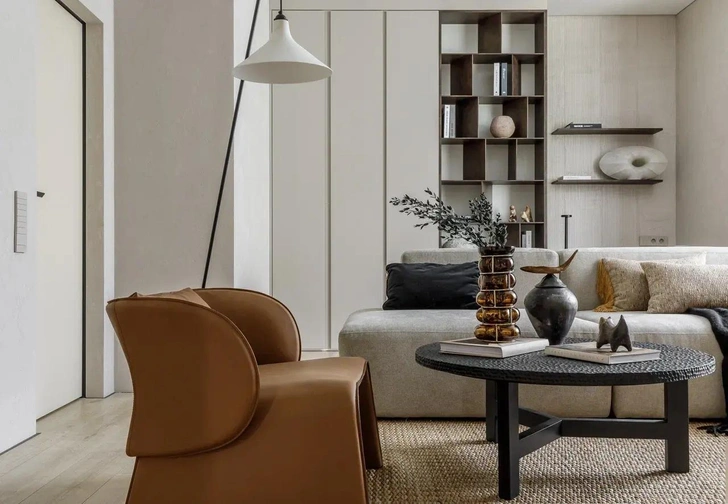 Напольная лампа Serax, вазы Vanessa Mitrani, черный плед Pretto, ковер — все Wonderful. Шторы, izabellafareni. Керамика, ru.xeniapashkovskaya.com. Корпусная и мягкая мебель, Apartment. Кресло Cierre, Hedd Interior. Напольное покрытие, Etalon. | Источник: Михаил Чекалов; стиль: Екатерина Клее