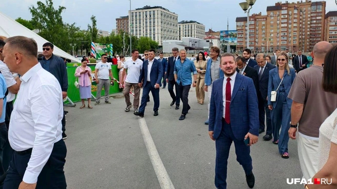 Площадку возле «Уфа-арены» Хабиров посетил вместе с мэром Ратмиром Мавлиевым | Источник: Булат Салихов / UFA1.RU