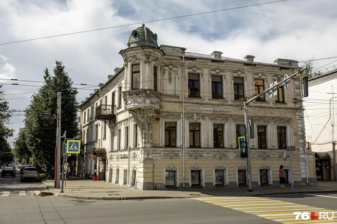 Это здание на углу улиц Пушкина и Ушинского известно в Ярославле как Дом Петражицкого. Оно не разрушено, но внешний вид потрепан. Когда-то чиновники объясняли, что отмыть лепнину сложно, так как под струей современных аппаратов она может попросту отвалиться | Источник: Александр Куренной / 76.RU