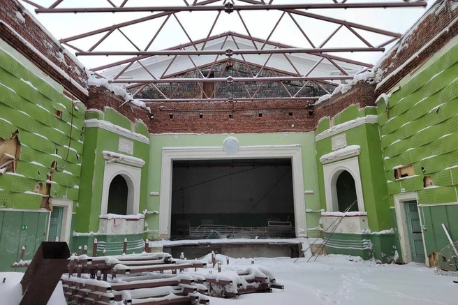 В 2023 году здание даже провело зиму без крыши&nbsp;— ее тоже полностью переделали | Источник: Александр Цыбульский / T.me