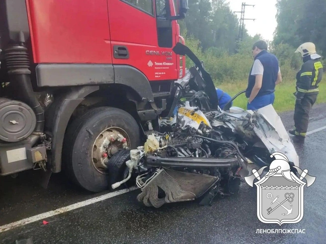 На месте ДТП работал личный состав 104-й пожарной части Всеволожского отряда Леноблпожспас | Источник: ГКУ «Леноблпожспас»