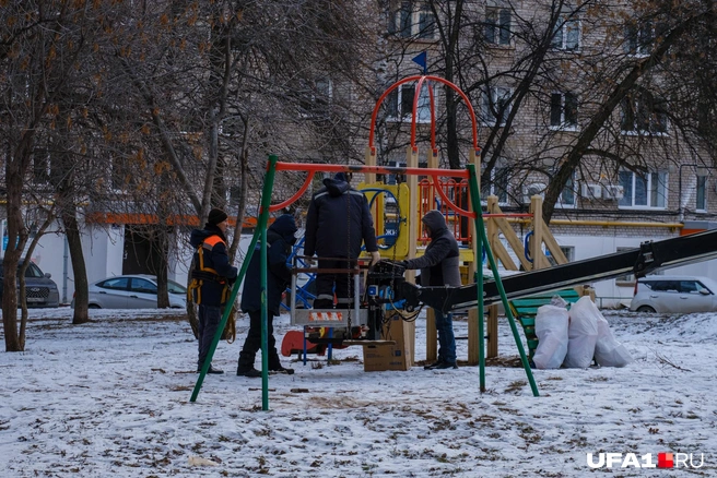 Обсуждают, что и как вешать | Источник: Булат Салихов / UFA1.RU