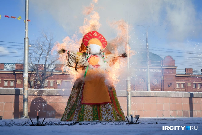 Иркутяне отметили Масленицу плясками и метанием блинчиков | Источник: Арсений Чекмарёв / «ИрСити»