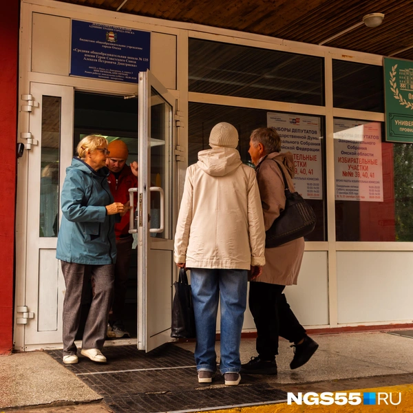 У избирательной комиссии на этом участке точно нет свободной минутки | Источник: Кирилл Башинский / NGS55.RU