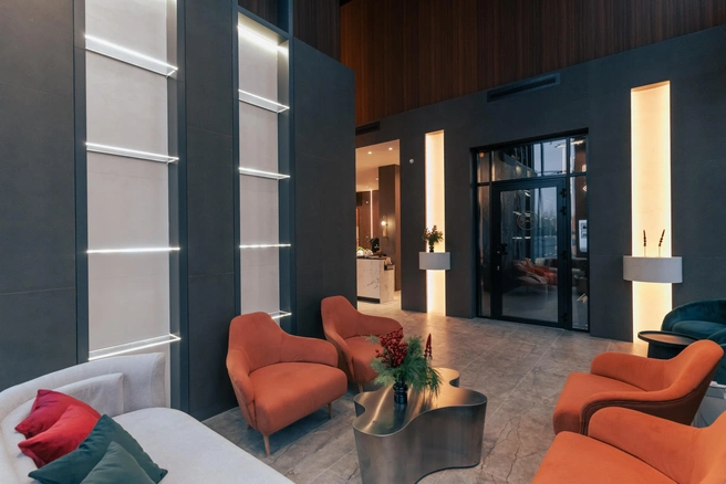 На 250 квадратных метров расположились ресепшен, кофейная и каминная зоны, коворкинг, детская и игровая комнаты, создав главную точку притяжения квартала | Источник: «Инко»