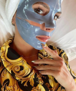Виктория Бекхэм красиво врывается в понедельник с бодрящей маской для лица: рассказываем, где найти такую