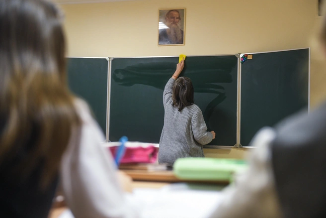 Задача репетитора при подготовке стобалльника&nbsp;— не объяснять базу, а систематизировать знания и процесс подготовки, дисциплинировать ученика | Источник: Артем Устюжанин / E1.RU