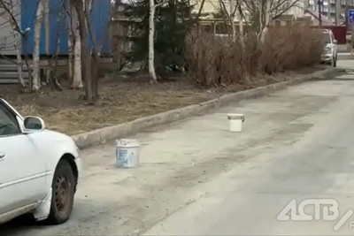 В Троицком парковки резервируют вёдрами