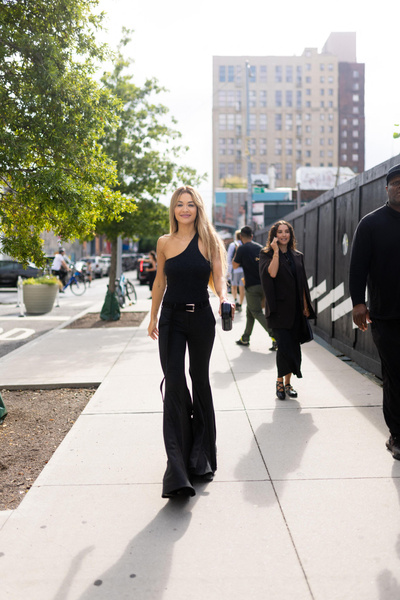 Рита Ора произвела фурор на Неделе моды в Нью-Йорке и показала, как выглядят самые модные брюки осени 2023