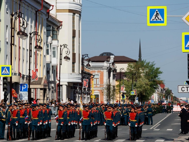 Военнослужащие ожидали своей очереди перед выходом на площадь. | Источник: Ирина Шарова / 72.RU 
