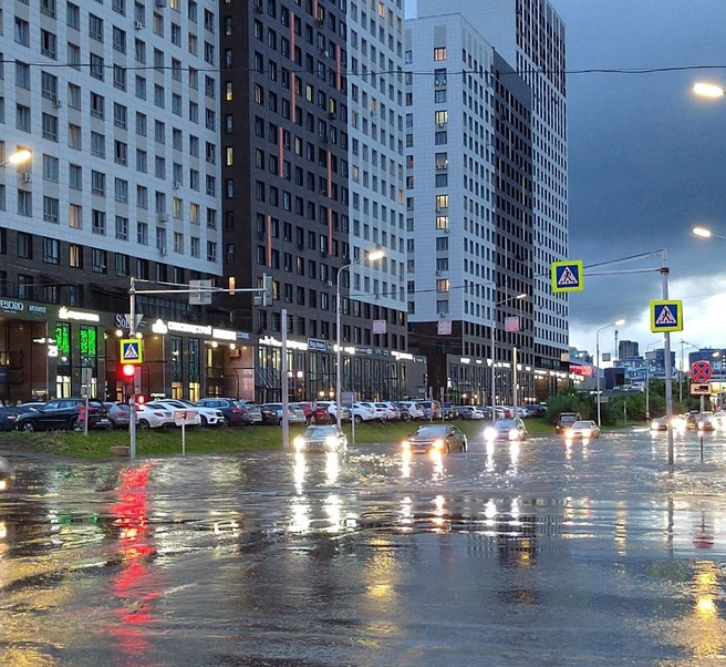 Топит все дороги вокруг ТРЦ «Планета» | Источник: читатель NGS24.RU