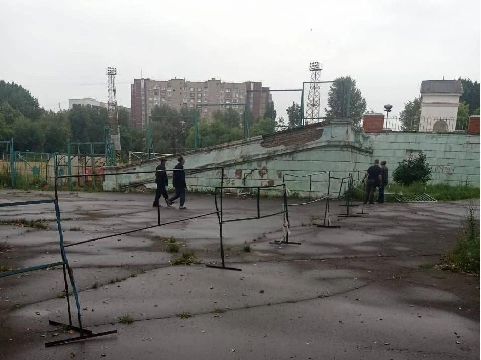 Жители района пожаловались, что территория стадиона вся в заборах, да еще и в кривых | Источник: «Соколиная Гора | Реальные Соколинцы» / T.me
