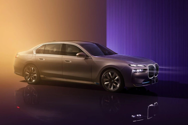 BMW 7 серии выпускают как в бензиновой версии, так и в электрической | Источник: bmw.ch