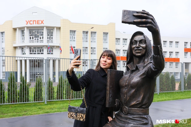 Открытие памятника учительнице в Дзержинске, который вызвал неоднозначные оценки людей | Источник: Артём Устюжанин / MSK1.RU