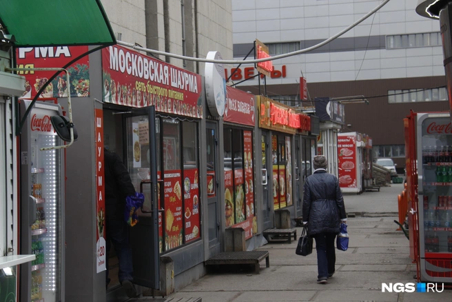 Улица ларьков у ГУМа в 2018 году | Источник: Стас Соколов/NGS.RU 