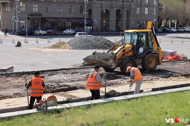 Бывшую парковку «украшают» кучи песка и щебня | Источник: Алексей Волхонский / V1.RU