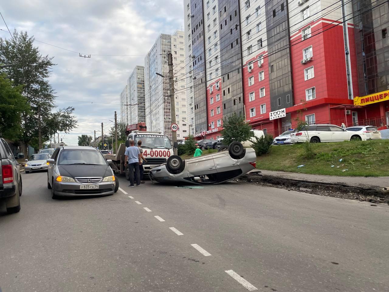 В Красноярске перевернулась машина на Киренского - 23 июля 2023 - НГС24.ру