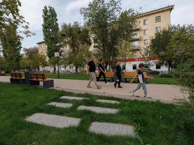 Отдельные плиты дорожек проложены, чтобы не топтать газон понапрасну | Источник: Алексей Волхонский / V1.RU