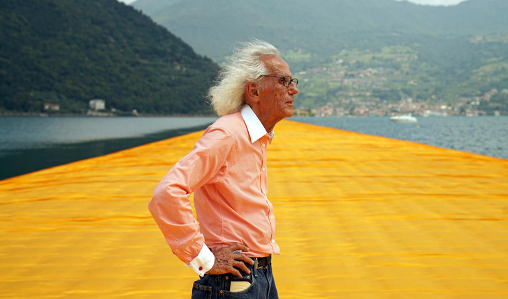 Христо на открытии плавучего пирса на озере Изео в Италии.