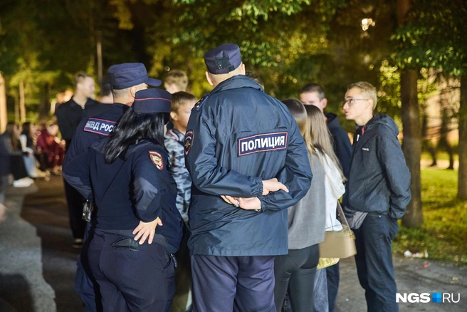 Полиция проводила профилактические беседы с подростками | Источник: Александр Ощепков / NGS.RU