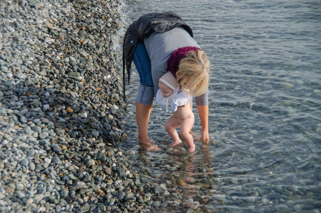 Первое знакомство с морем — не важно, что в календаре ноябрь. Закаляемся с детства! | Источник: Оксана Витязь / SOCHI1.RU