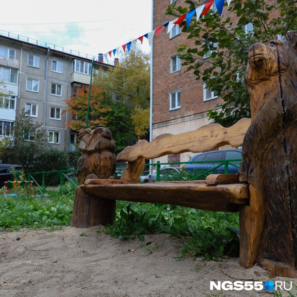 Можно посидеть на скамейке в компании косолапого и совы | Источник: Евгений Софийчук / NGS55.RU