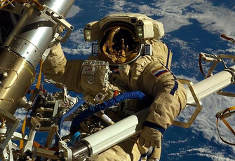 Что будет, если космонавт отпустит какой-либо предмет во время выхода в открытый космос? Объясняет астроном