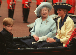 Как Королева-мать дала принцессе Диане понять, что она больше не часть семьи