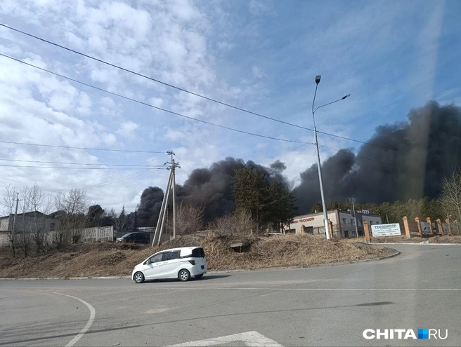 Пожар в районе пункта регистрации авто в Чите | Источник: очевидец