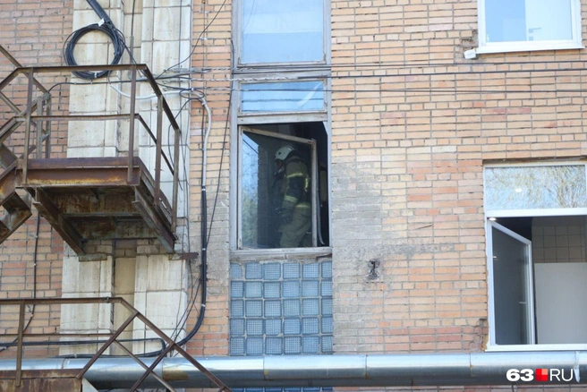 Многие эвакуировались сами, затем пожарные спасли несколько человек изнутри  | Источник: Роман Данилкин / 63.RU 