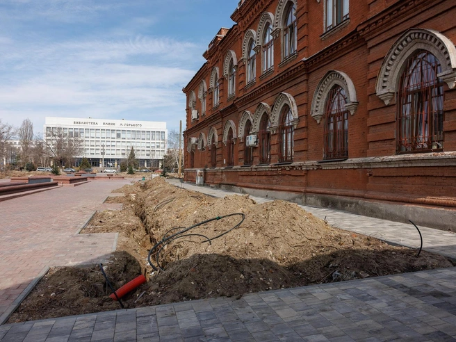 Фонтан восстановлен, однако остальные элементы благоустройства вызывают сомнения. | Источник: Алексей Волхонский / V1.RU