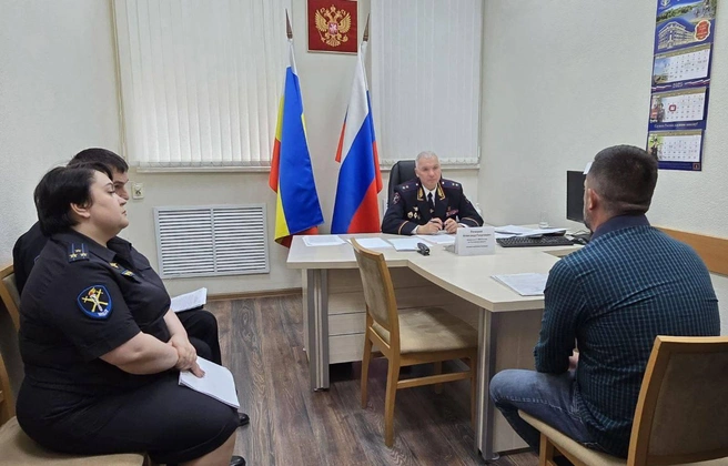 Фото с личного приема Речицкого в мае, где он заслушал девять жителей региона | Источник: Донская полиция / Telegram.org