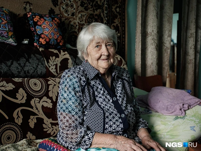 Юлия Александровна — одна из немногих киикчан, которые помнят ГЭС строящейся. В то время она жила в соседней Первомайке, ныне уже давно расселенной, и училась в школе в Киике | Источник: Андрей Бортко / NGS.ru