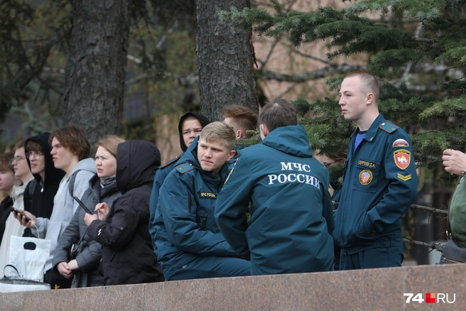 Репетицию назначили на 17 часов, но участников построения привезли заранее  | Источник: Наталья Лапцевич