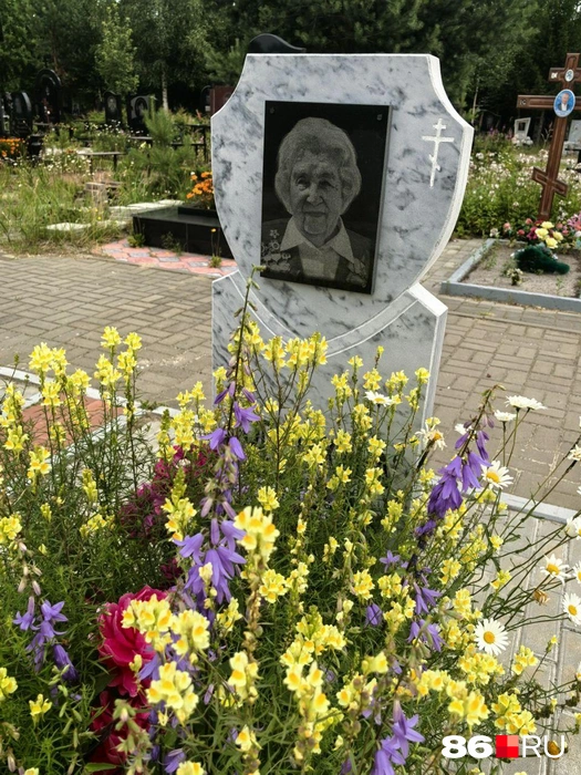 Могила Ларисы Золотухиной находится на Аллее Славы Чернореченского кладбища | Источник: Анастасия Шевякова / 86.RU