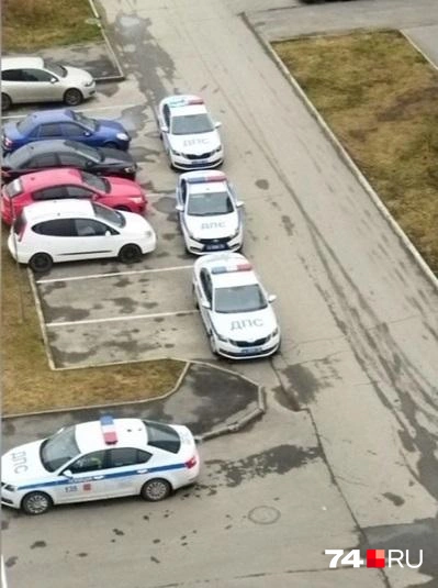 Такая картина была под окнами дома сегодня утром | Источник: читатель 74.RU