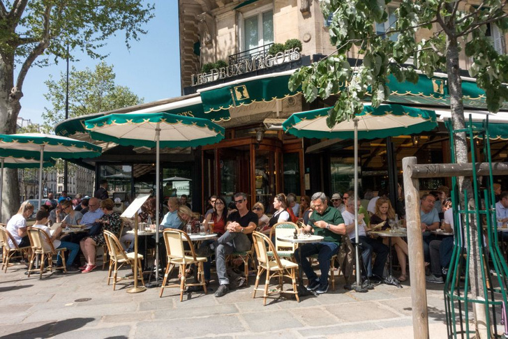 NurPhoto / Contributor / Getty ImagesЗнаменитое кафе «Дё маго» <i>(Les Deux Magots)</i> на площади Сен-Жермен в Париже <p> В России классификация регулируется гостами. Так, кафе — это «предприятие общественного питания по организации питания и (или без) отдыха потребителей с предоставлением ограниченного по сравнению с рестораном ассортимента продукции общественного питания, реализующее фирменные, заказные блюда, изделия и алкогольные и безалкогольные напитки». Ресторан — «предприятие общественного питания с широким ассортиментом блюд сложного изготовления, включая заказные и фирменные блюда и изделия; алкогольные, прохладительные, горячие и другие виды напитков, мучные кондитерские и булочные изделия, табачные изделия, покупные товары, с высоким уровнем обслуживания и, как правило, в сочетании с организацией отдыха и развлечений». </p><p> Согласно этой классификации, многие сети заведений быстрого питания (фаст-фуда), такие как «Макдональдс», являются ресторанами. </p>