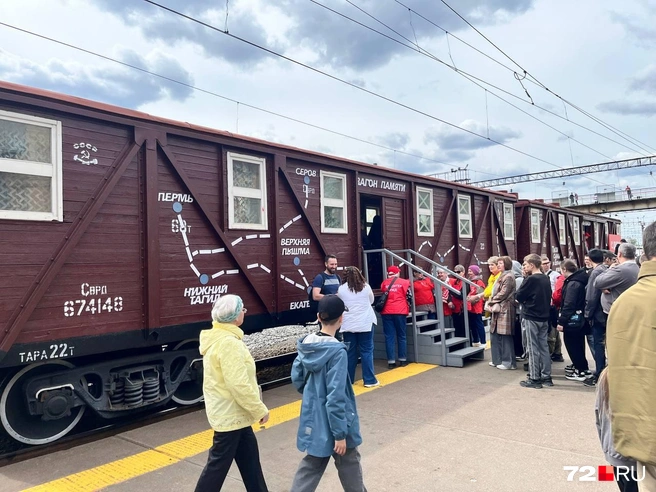 В вагоны нужно подниматься по шатким ступенькам. Их хотели на ходу укрепить какой-нибудь дощечкой, но оперативно ничего не получилось придумать | Источник: Анатолий Кузнецов / 72.RU